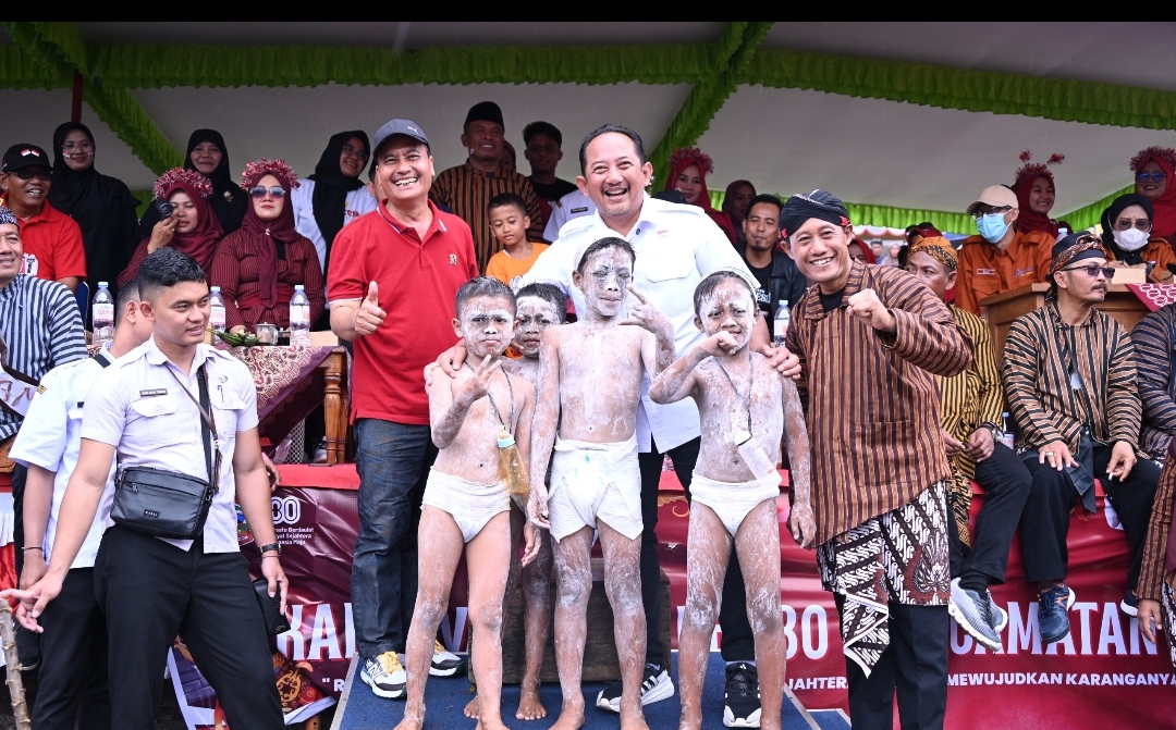 Bupati Ikut Membaur Dengan Peserta  Karnaval Kecamatan Mojogedang Sangat  Meriah
