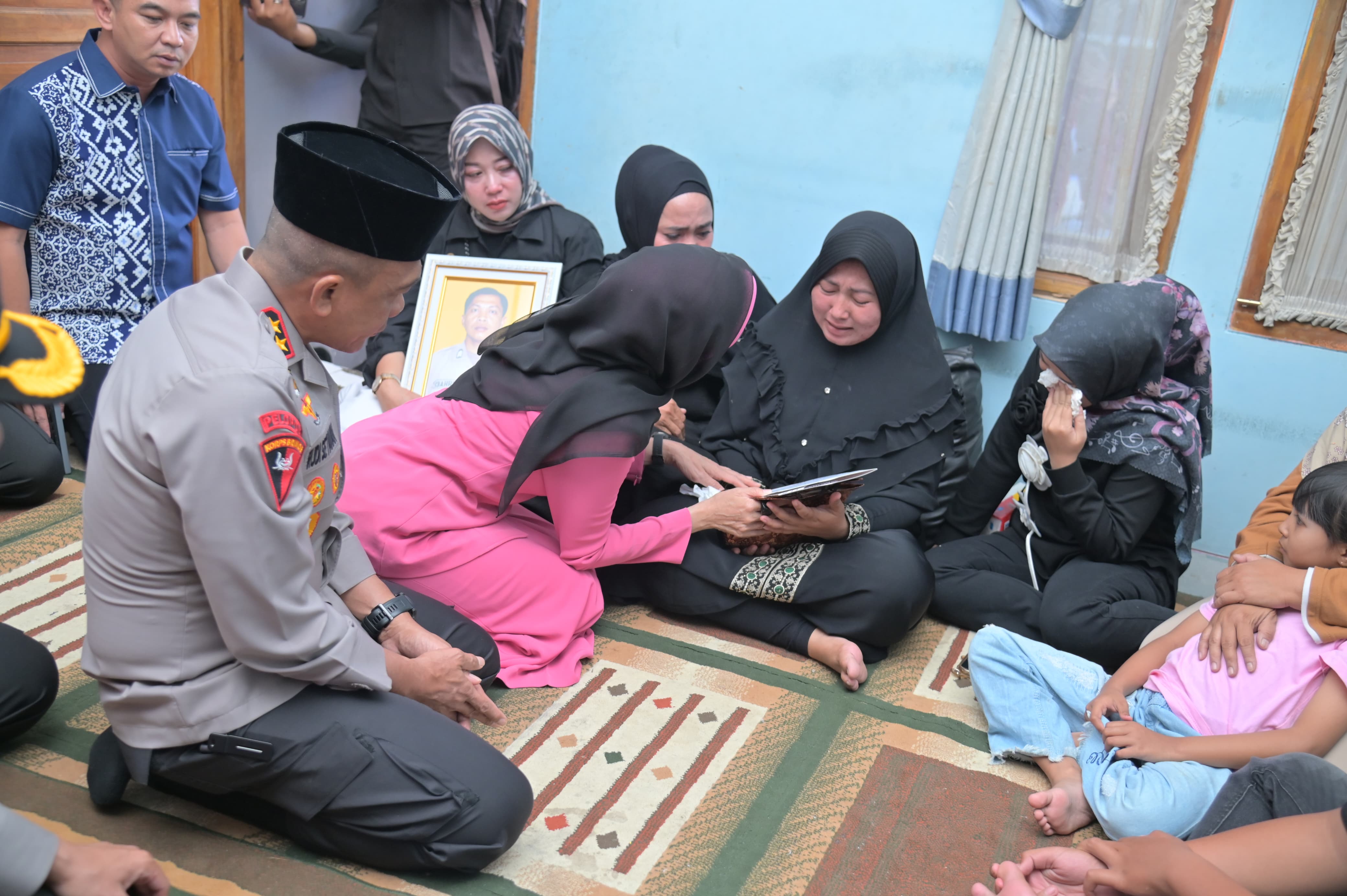 Kapolda Jawa Barat Melayat Ke Rumah Duka Aipda Anumerta Cecep