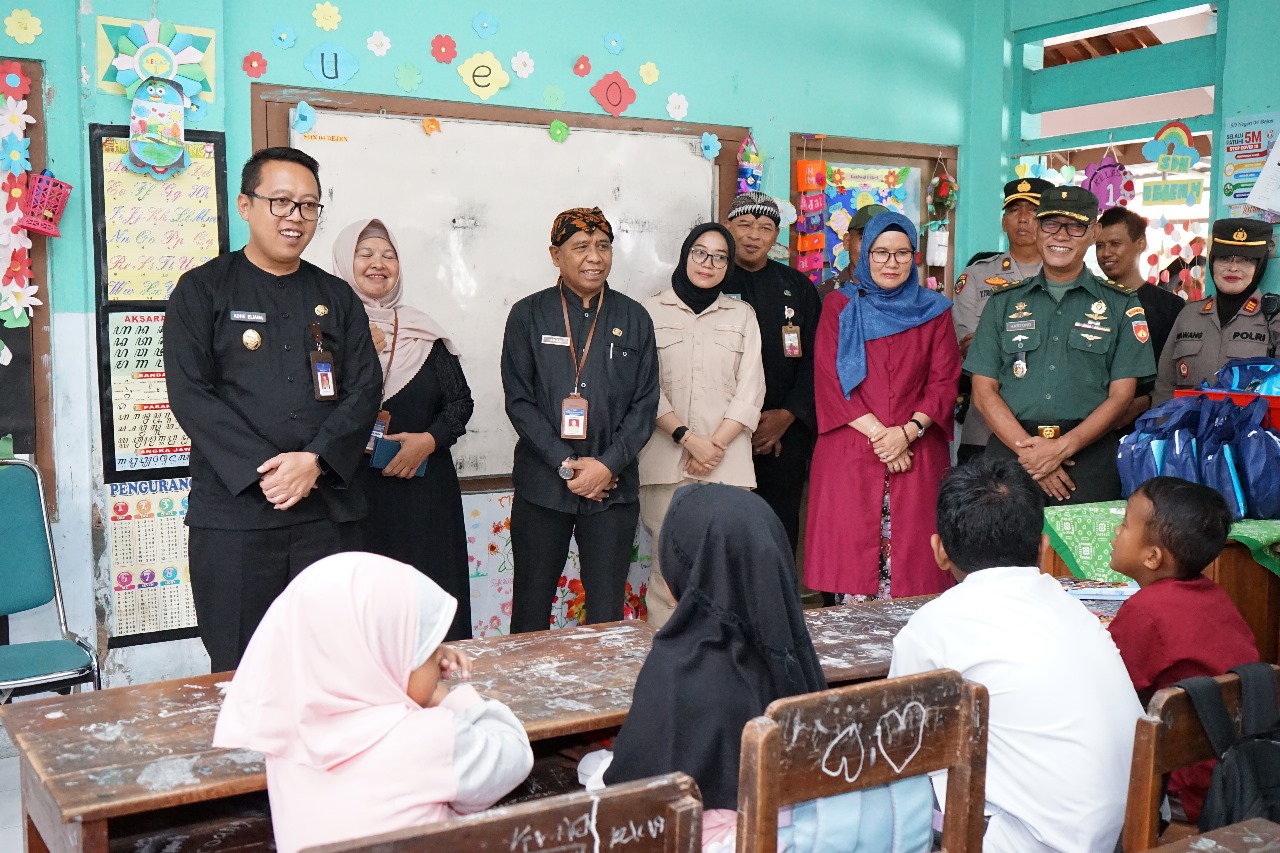 Pembagian Makanan Bergizi untuk Anak Sekolah Selama Ramadhan 1446 H di SDN 04 Bejen Karanganyar