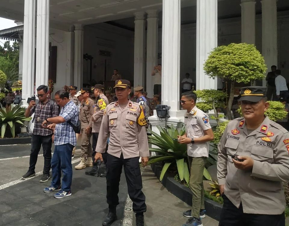 Polsek Bogor Tengah Melakukan Pengamanan Kegiatan Aksi Damai Koalisi Pedagang Pasar Bogor