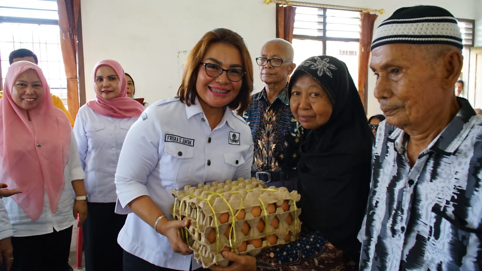 Kunjungi Panti Jompo, Plt. Bupati Labuhanbatu Berbagi Kasih