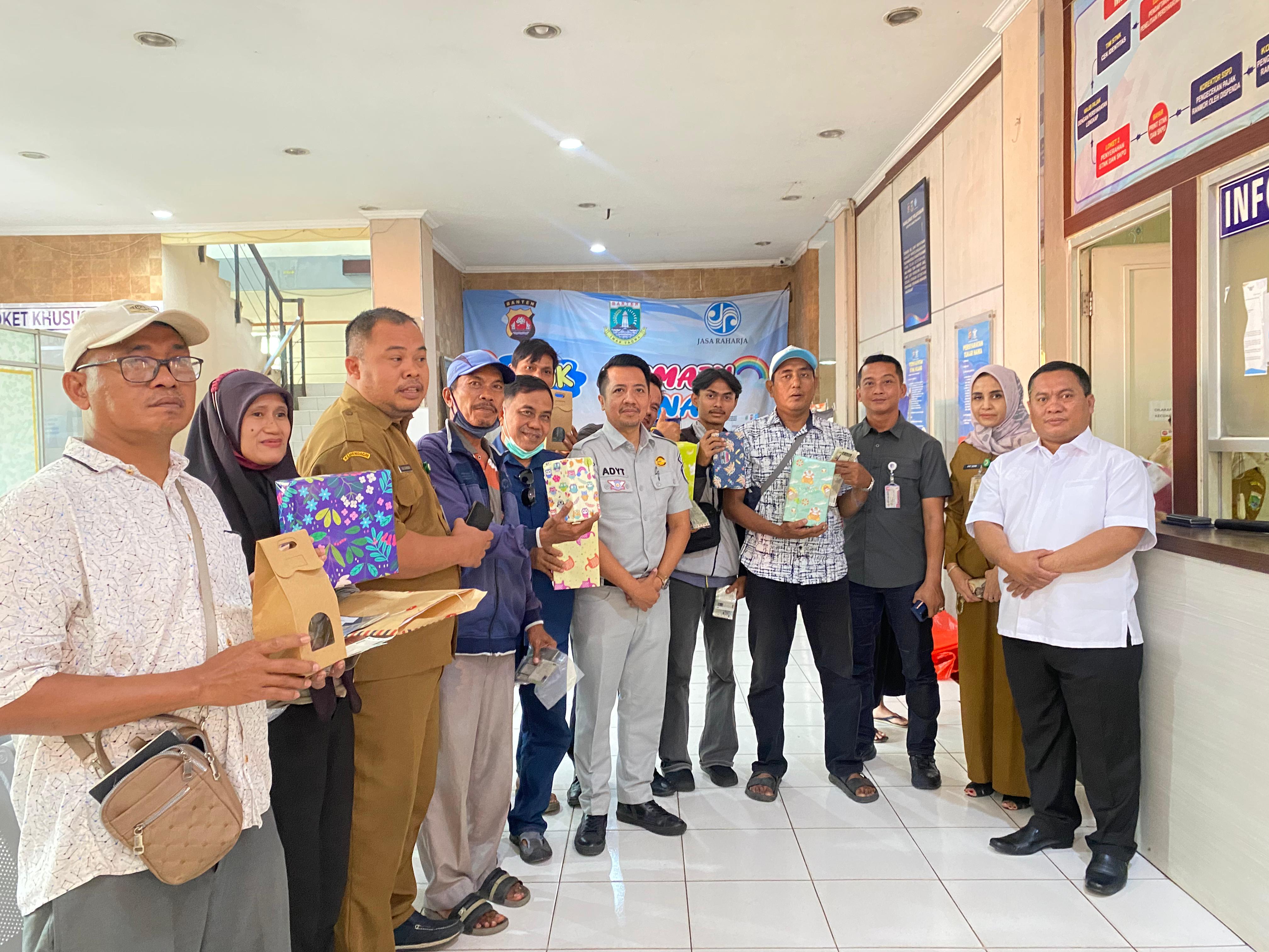 Semarak Hari Kemerdekaan Samsat Balaraja Bagikan Reward Bagi Masyarakat Taat Pajak