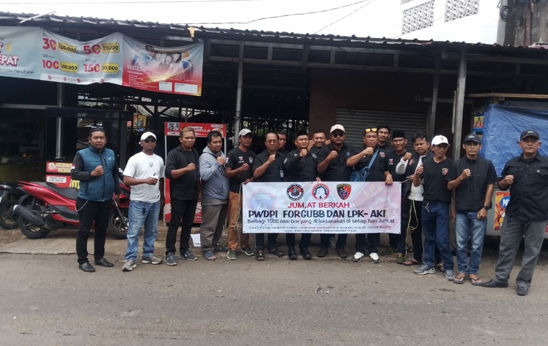 Jumat Berkah, PWDPI Bersama FORGUBB dan LPK-AKI Bagikan 1.000 Box Nasi di Desa Cibening