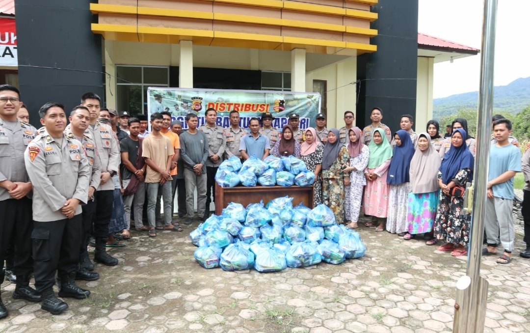 Polres Aceh Tenggara dan Mahasiswa STIK 83/WPS Salurkan Bantuan Kapolri untuk Korban Banjir Ketambe