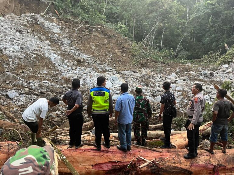 Gawat!! 2 Orang Petugas Swadaya Tertimbun Longsor Saat Hendak Memperbaiki Pipa Air