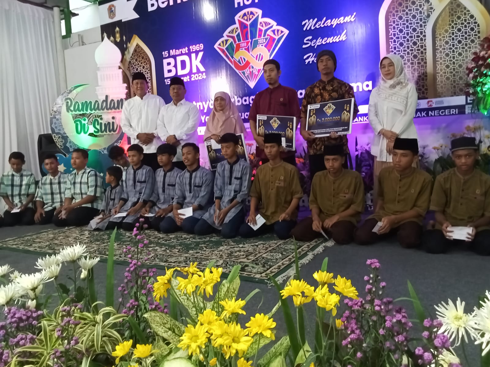 Bank Daerah Karanganyar, HUT Ke 55 Gelar Program Sembako Murah dan berbagi Bersama Anak Yatim dan Duafa