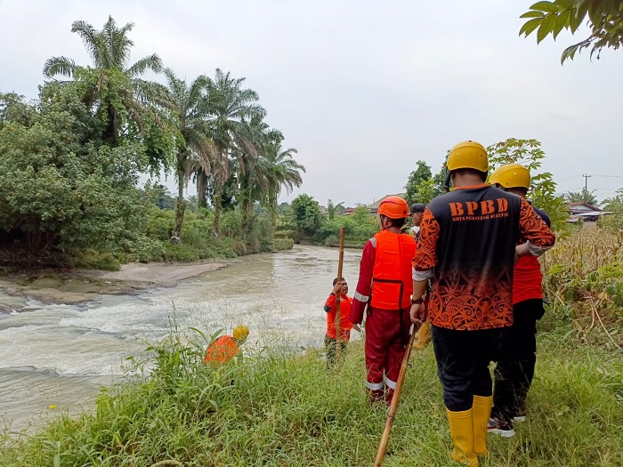 Tim Gabungan Dari TNI Polri dan Basarnas Melakukan Pencarian Korban Hanyut di Sungai Bah Bolon