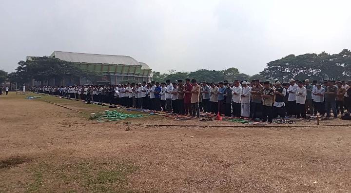 Ratusan warga Karanganyar Berjamaah Sholat  Istisqa Minta Hujan