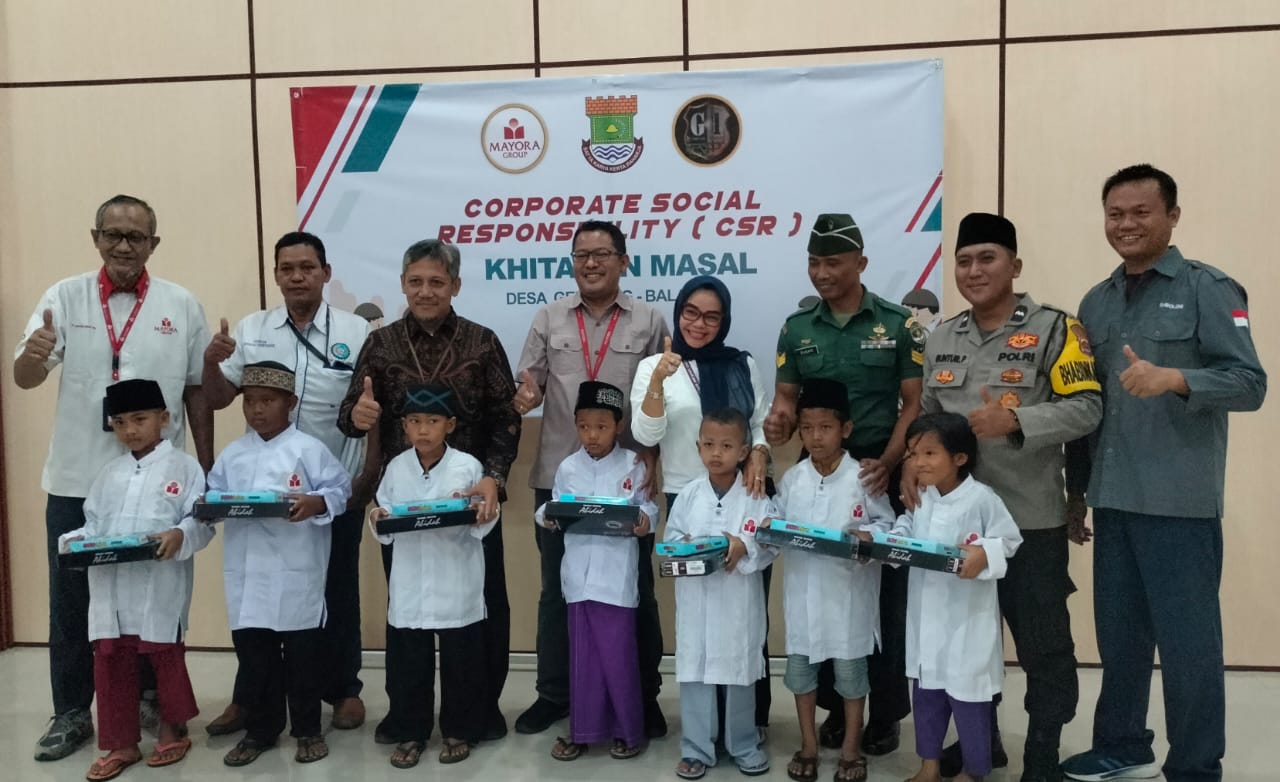 35 Anak Warga Desa Gembong Mengikuti Kegiatan Hitanan Masal Dalam Program CSR PT Mayora Group