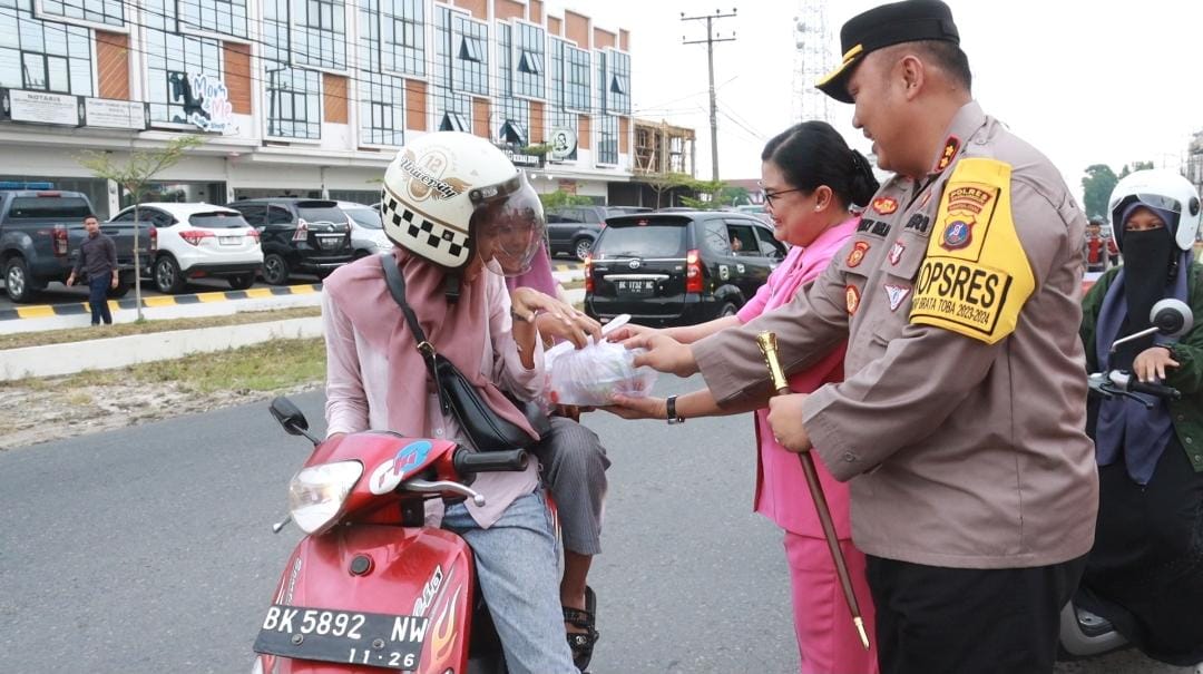 Polri Peduli Masyarakat, Kapolres Simalungun Bagikan Takjil di Bulan Ramadan