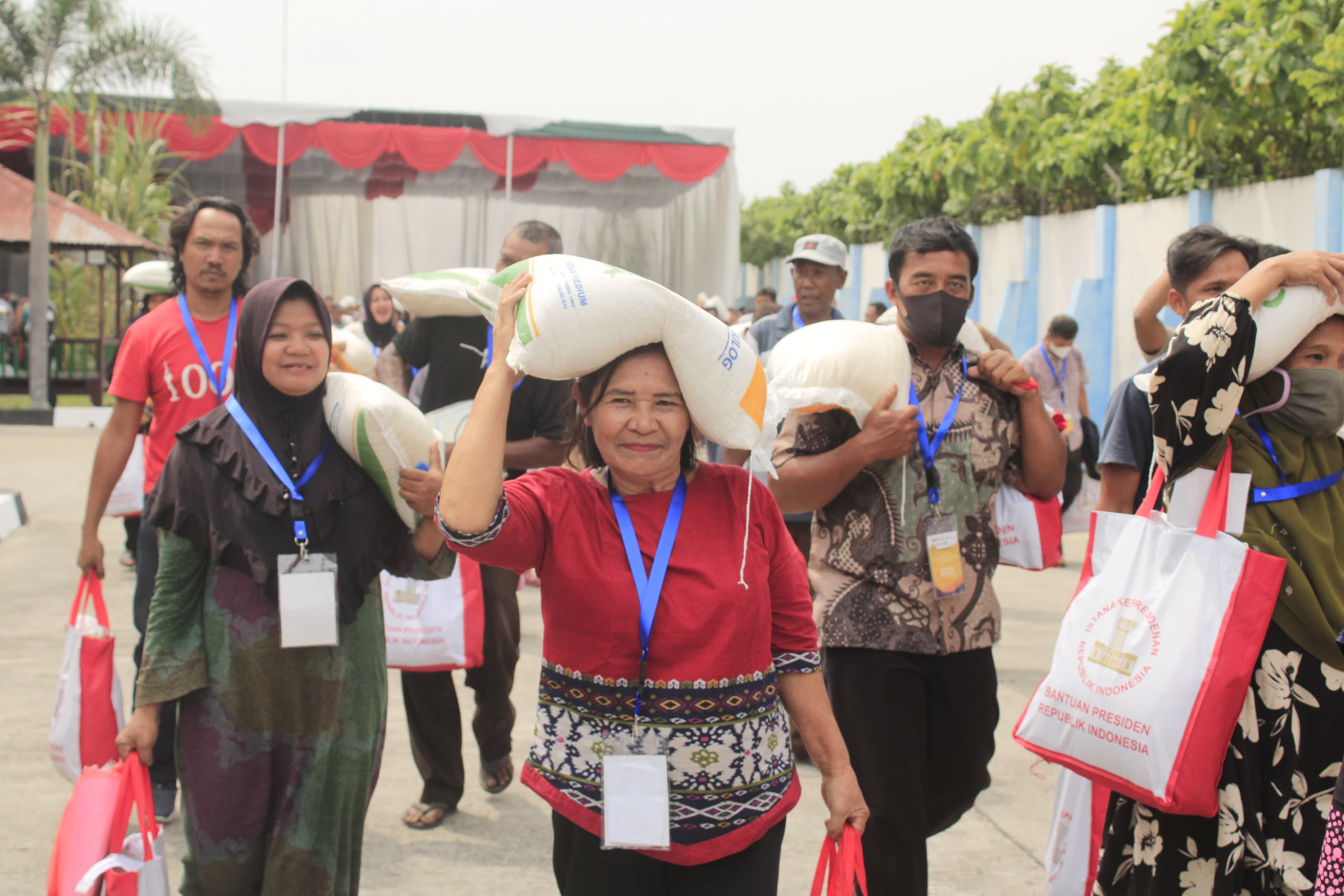 Presiden Jokowi Widodo Salurkan Bantuan Pangan Cadangan Beras Pemerintah di Kabupaten Labuhanbatu