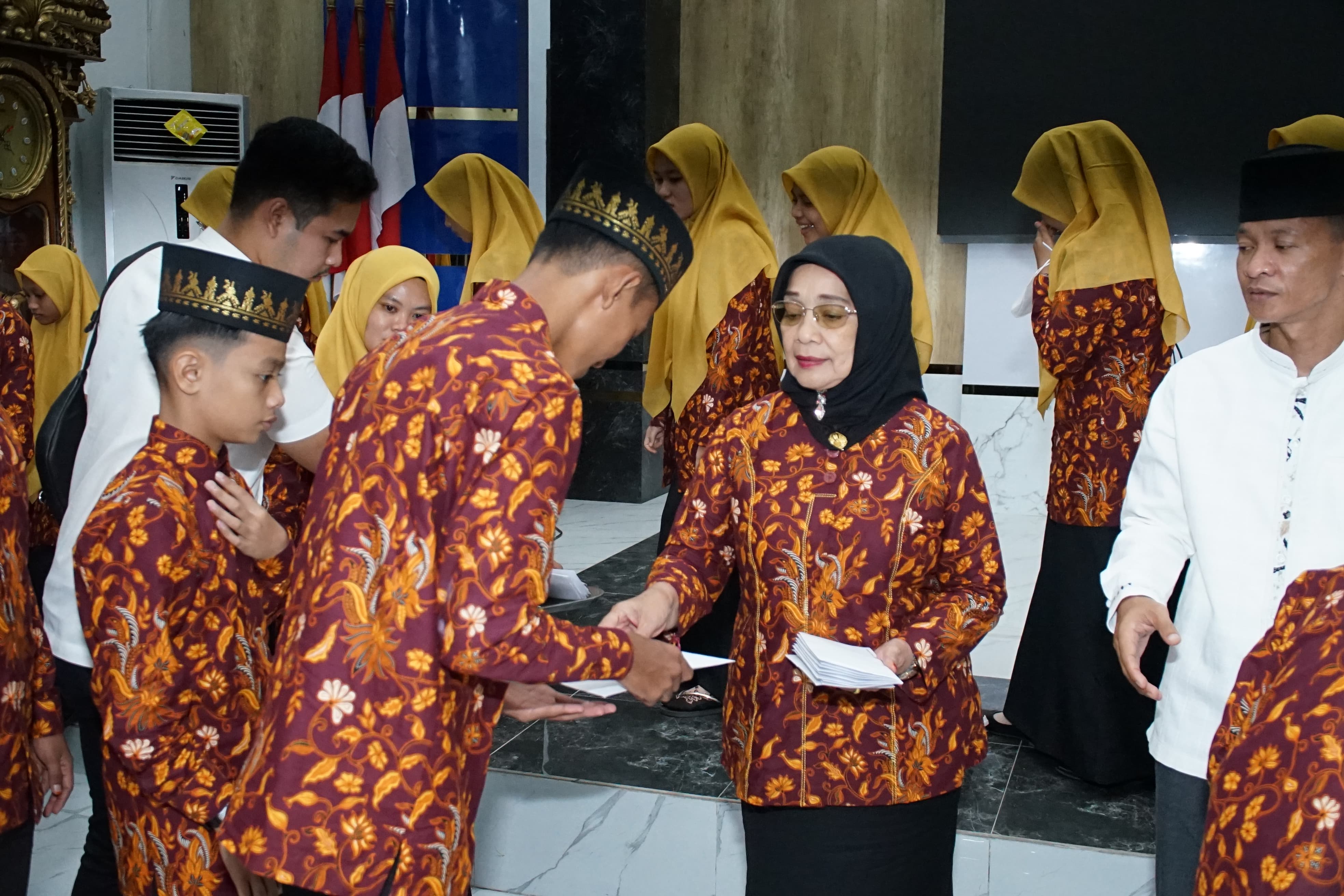 Plt Bupati Labuhanbatu Lepas Kafilah Mengikuti MTQ Tingkat Provinsi Sumatera Utara