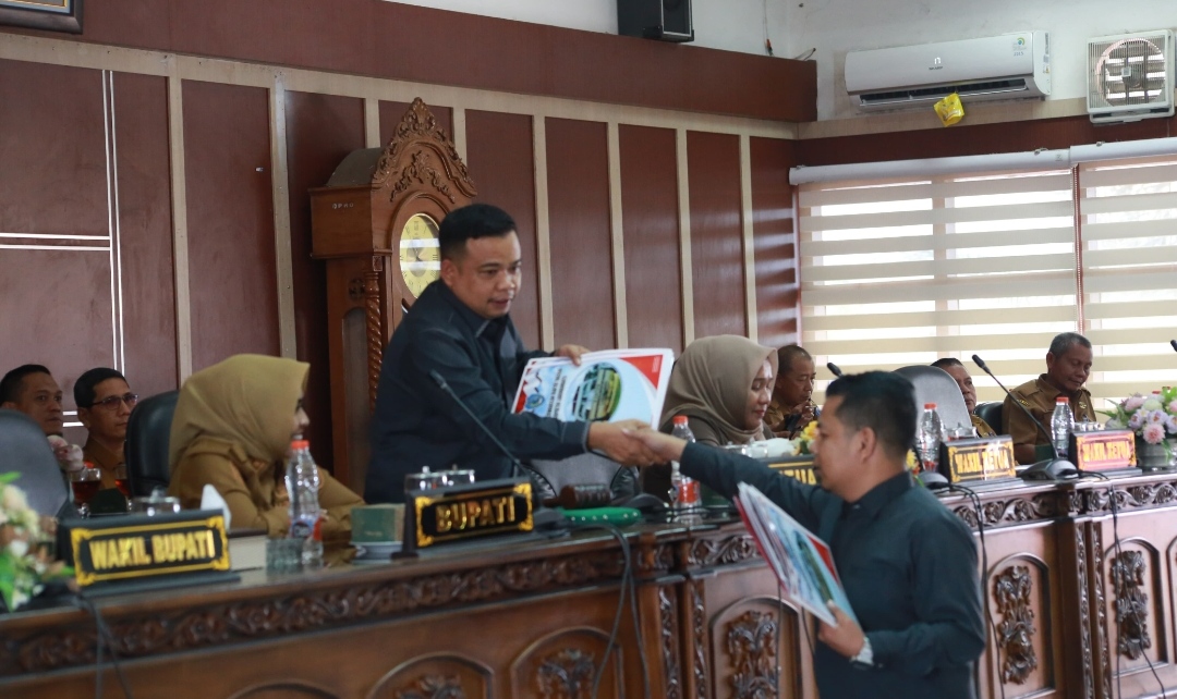 Bupati Labuhanbatu Ikuti Paripurna Penetapan Persetujuan Ranperda Pertanggung Jawaban APBD 2024