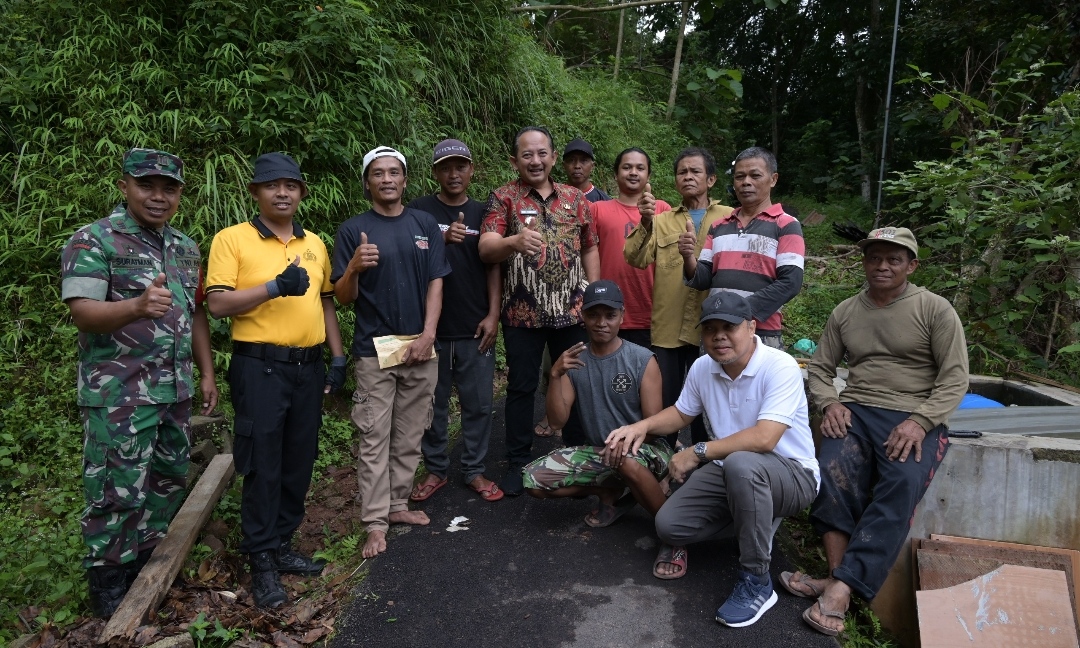 Pemkab Karanganyar, Baznas dan PUDAM Tirta Lawu Hadir Kunjungi Korban Longsor di Karangbangun Matesih