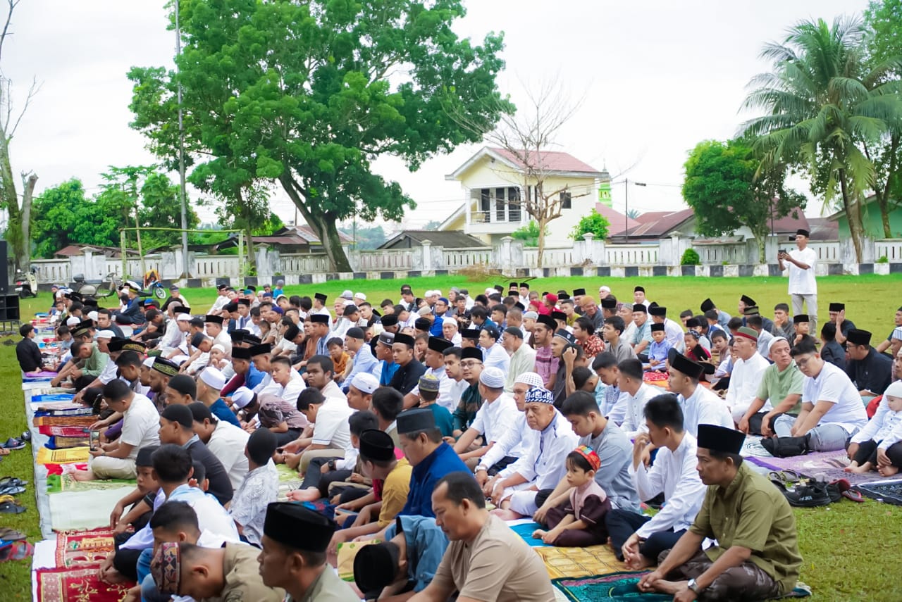 Plt Bupati Labuhanbatu Sholat Idul Adha di Lapangan Ikabina Rantauprapat