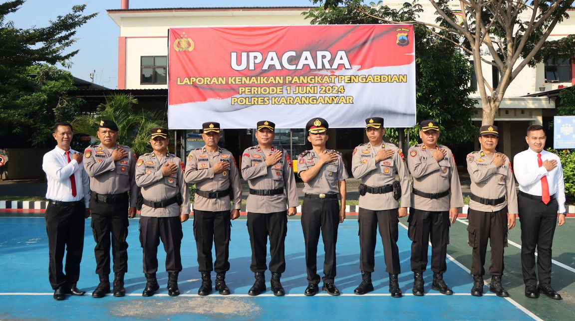 Anggota Polres Karanganyar Mendapat Kenaikan Pangkat Pengabdian 