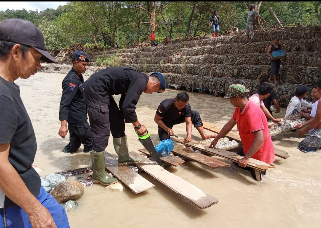 Danki 4 Brimob Yon C Pelopor AKP Imanta Purba, S.H. Bangun Jembatan Penyeberangan di Aceh Tenggara