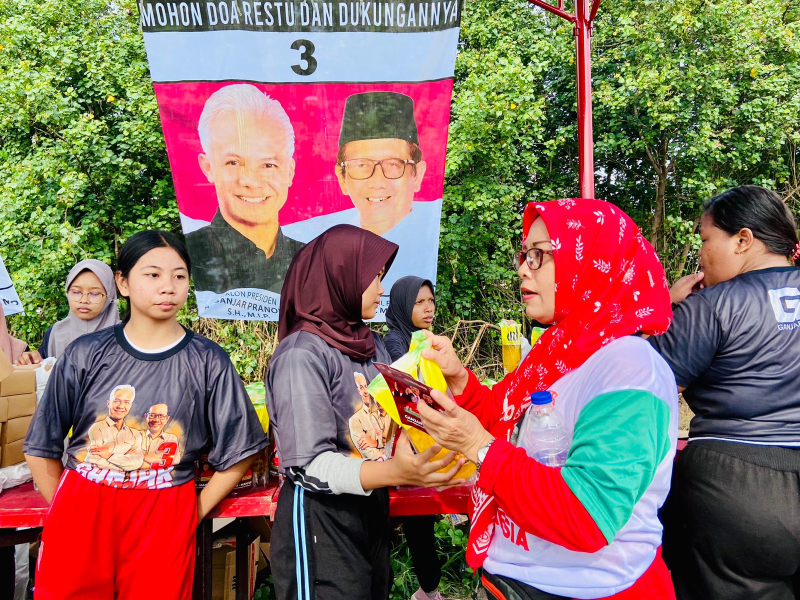 Berbagi dengan Gembira ala Relawan Jaritangan Semarang Aksi Berbagai Rezeki Tebus Minyak Goreng Murah