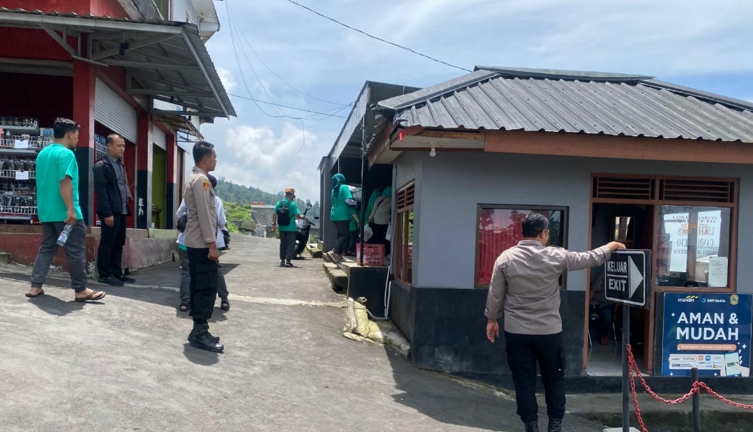 Hadapi Libur Nataru, Polsek Jenawi Laksanakan Pengamanan Humanis di Wisata Candi Ceto