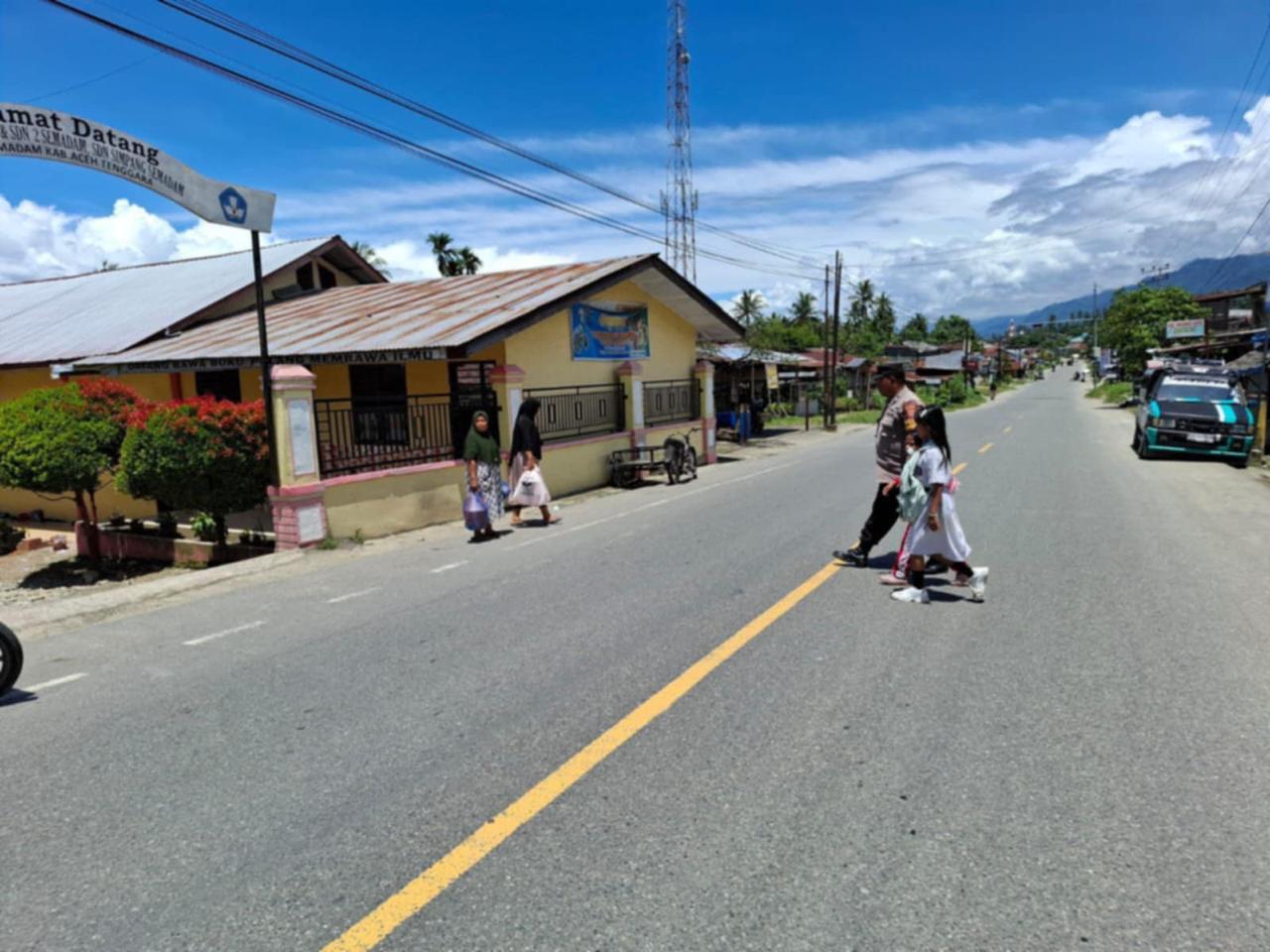 Personel Polsek Bambel Bantu Anak Sekolah SD Seberangi Jalan pada Jam Pergi dan Pulang Sekolah