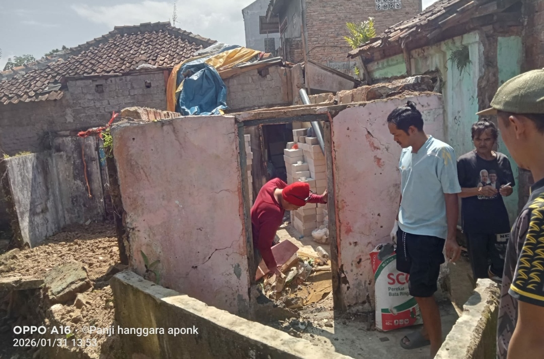 Diterpa Angin Kencang, Rumah Warga di Kampung Selaawi Desa Selajambe Dibangun Kembali Lewat Gotong Royong
