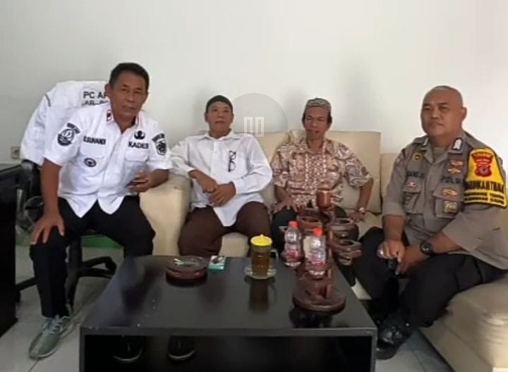 Bhabinkamtibmas Dampingi Kades Karang Tengah Klarifikasi Video Viral Kampung Siri Bogor