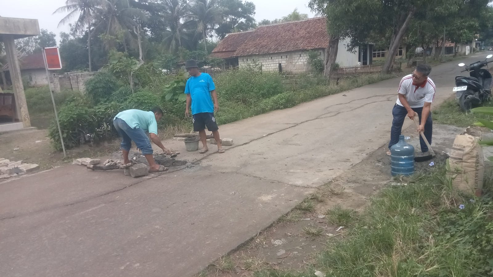 Kurangi Kecepatan Kendaraan, Ketua RT 023 Bersama Warga Buat Tanggul di Jalan Yayasan