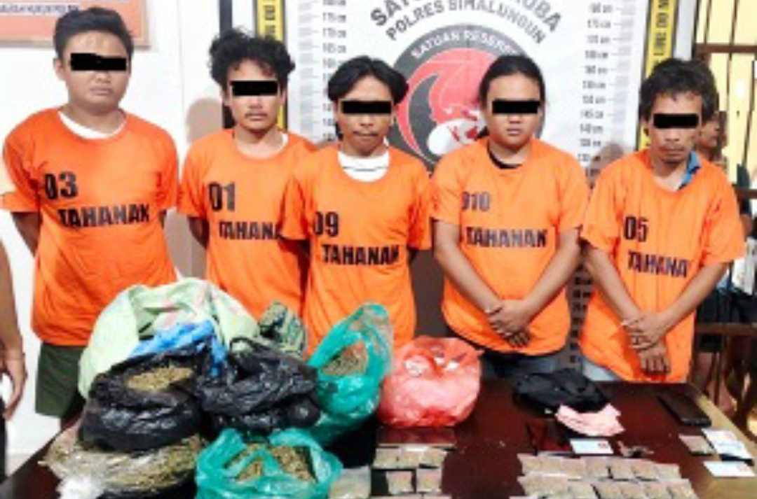 Pemasok Berstatus Mahasiswa dan Ganja 2,5 Kg Diamankan Polres Simalungun Bersama 5 Tersangka 