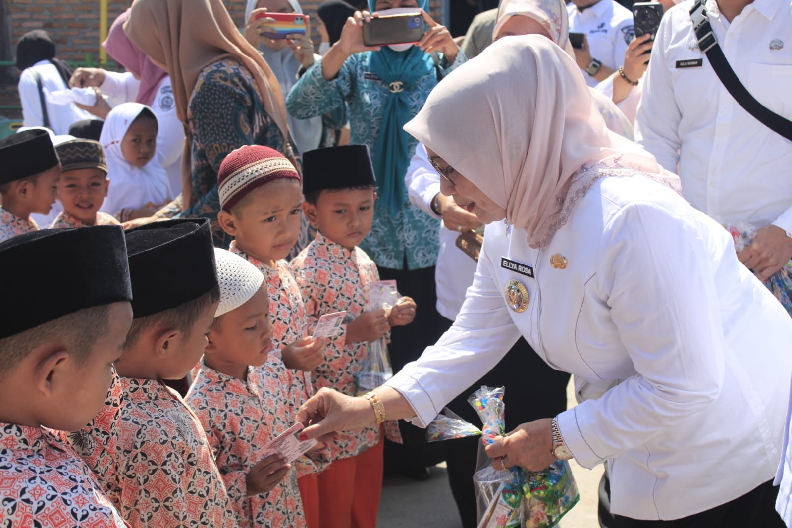 Hari Anak Nasional, Plt Bupati Serahkan KIA Di TK ABBA Aek Paing Bawah