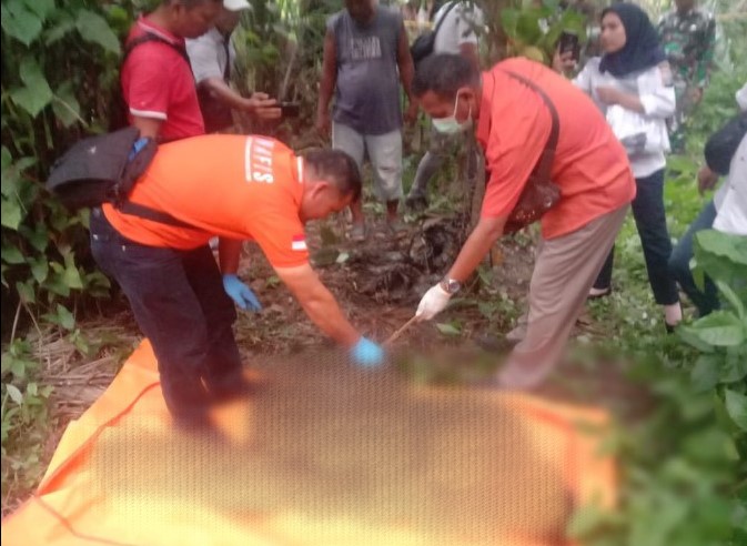 Jenazah Pensiunan Karyawan BUMN Ditemukan Tergantung di Pohon Sawo