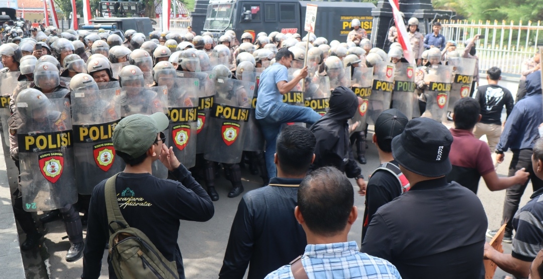 Polres Karanganyar Gelar Simulasi Siap siaga  Penanganan Unjuk Rasa Anarkis