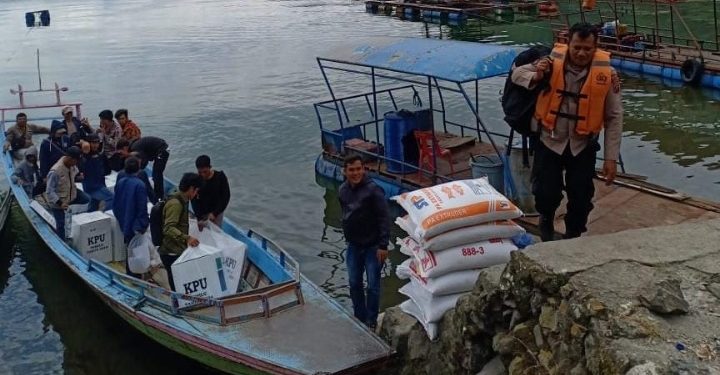 Personel Polres Simalungun Berjuang Mengamankan Logistik Pemilu 2024 Melintasi Danau Toba