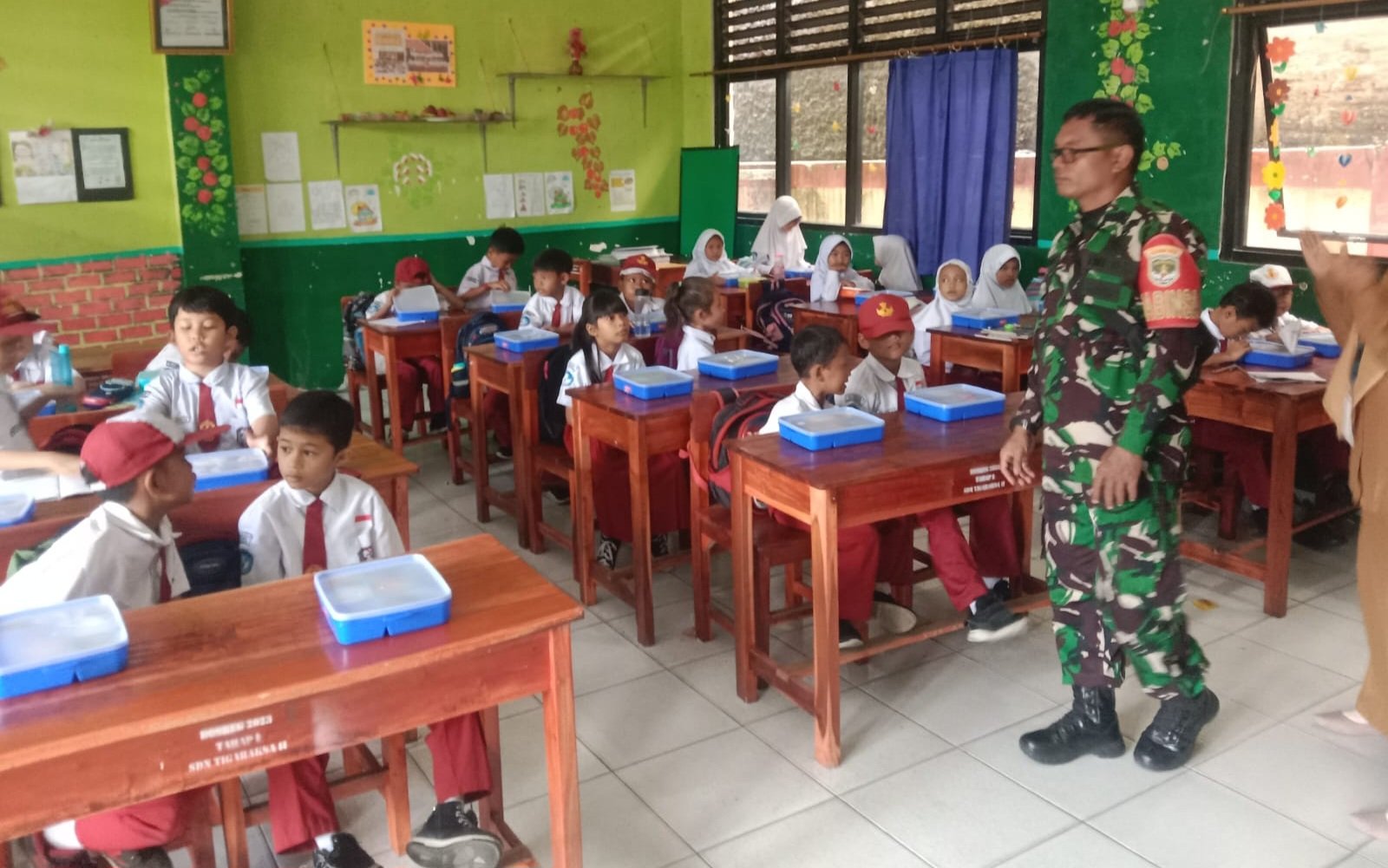 3.407 Siswa Tigaraksa Terima Makan Siang Gratis, Babinsa Monitoring Langsung