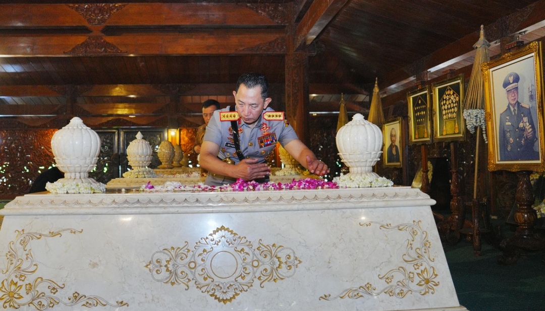 Peringati Hari Bhayangkara ke-80, Kapolri Ziarah ke Makam Presiden ke 2 R.I H.M. Soeharto dan Ibu Tien 