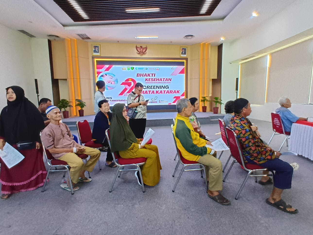 Hari Bhayangkara ke-79, Ratusan Calon Pasien Lolos Screening Operasi Katarak Gratis di Kota Tangerang