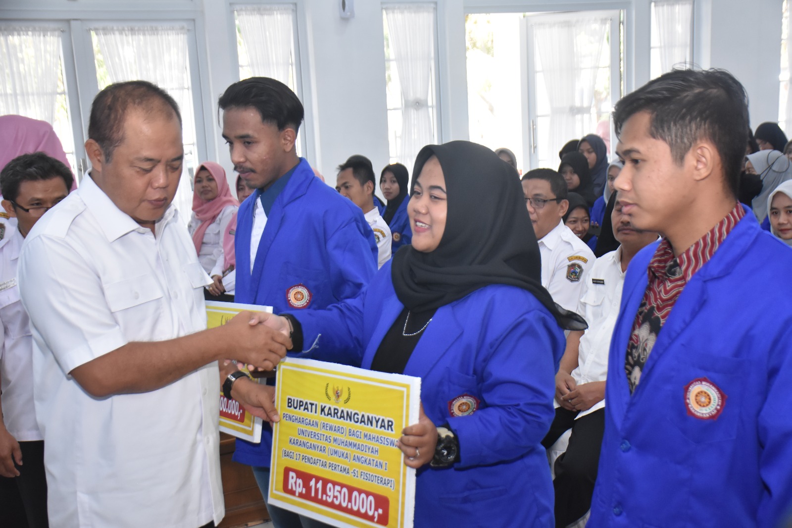 Bupati Karanganyar Memberikan Reward Bagi Mahasiswa UMUKA