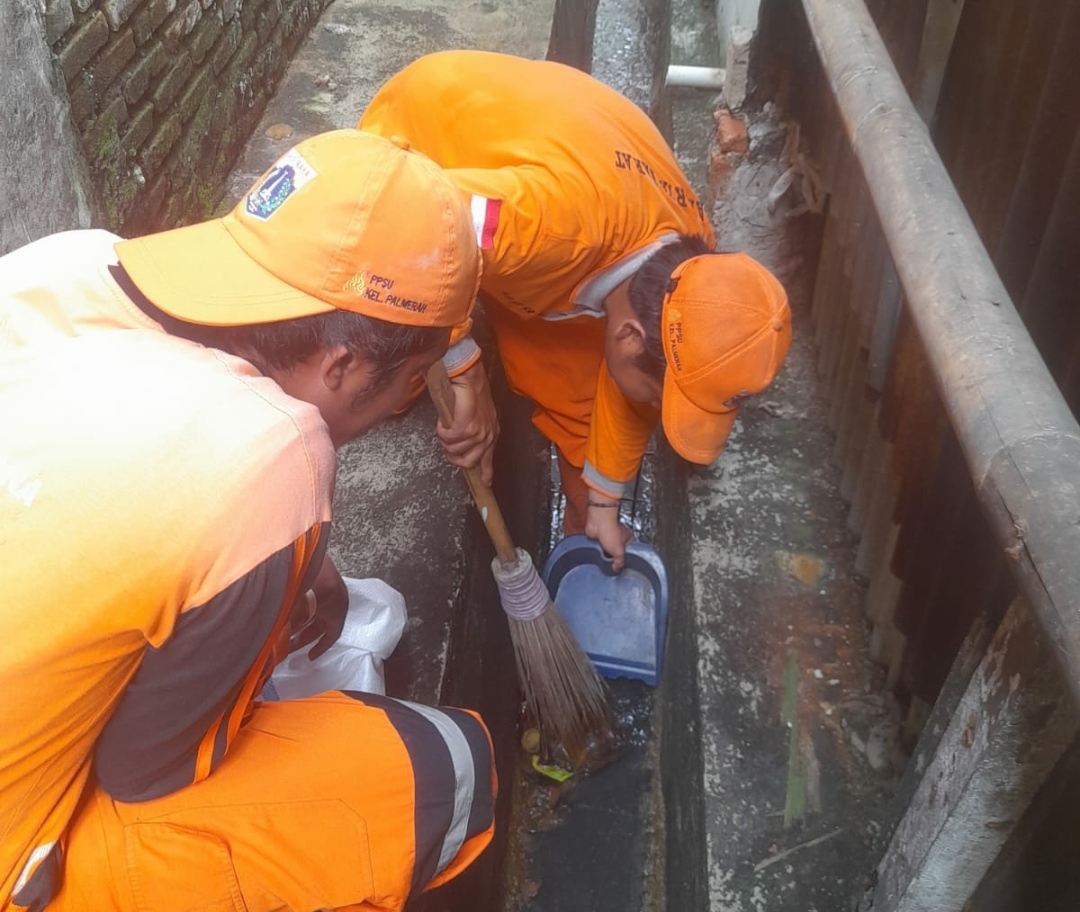 Ali: Kontroling Rutin Mencegah Banjir di Warga RW. 16 dan Warga RW. 05 Palmerah