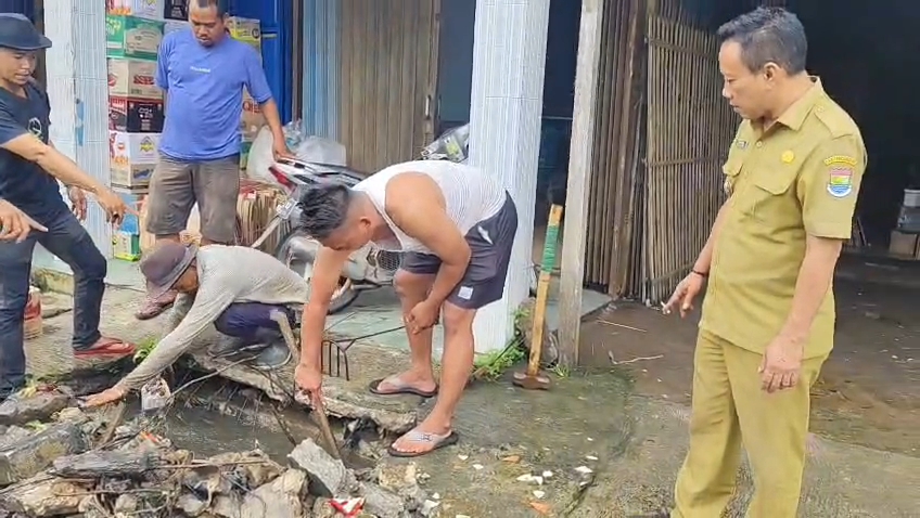 Kepala Desa Kemiri Suhud Antisipasi Banjir dan Cegah Penyakit Lewat Kerja Bakti Warga