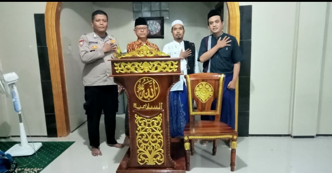 Satu Set Mimbar Kutbah Diberikan Oleh Polsek Jawilan Untuk Masjid Assalamiyah