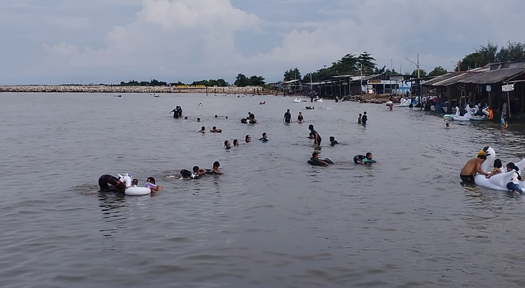 Wisata Pantai Glayem Menyajikan Pemandangan Panorama Hamparan Lautan Yang Sangat Indah