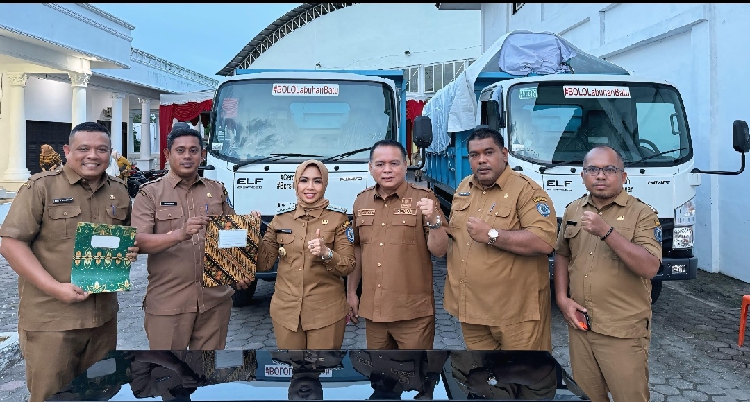 Bupati Labuhanbatu Serahkan Truk Sampah Untuk Kecamatan Rantau Selatan