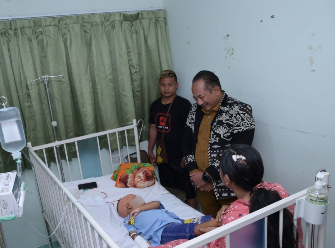 Bupati dan Wabup Memberikan Doa dan Dukungan Moril untuk Para Santri Korban Ambruknya Joglo di Gondangrejo