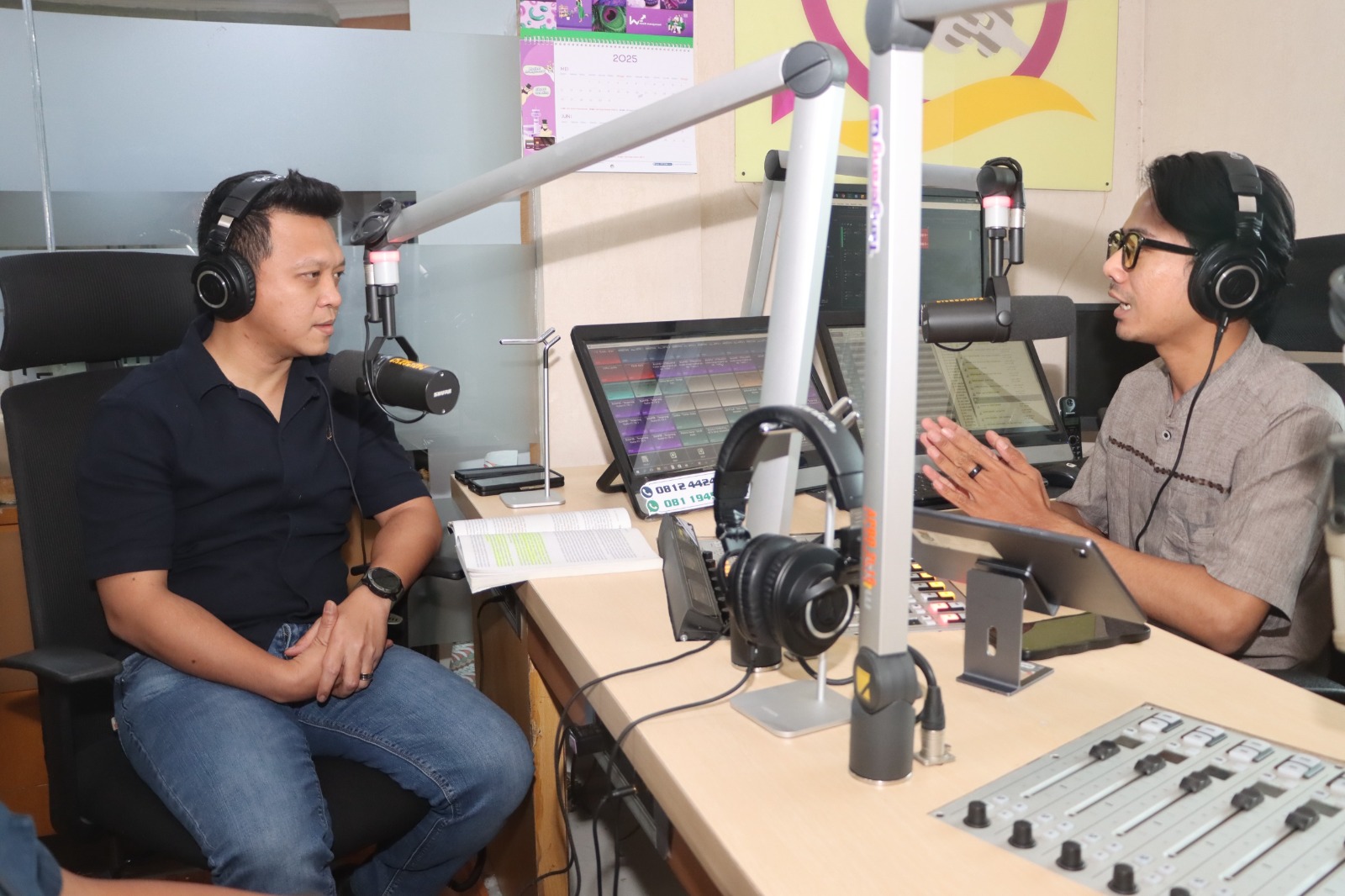 Kasat Reskrim Polresta Tangerang Laksanakan Talk Show Sosialisasi Operasi Pekat Maung 2025 di Radio Tangerang 