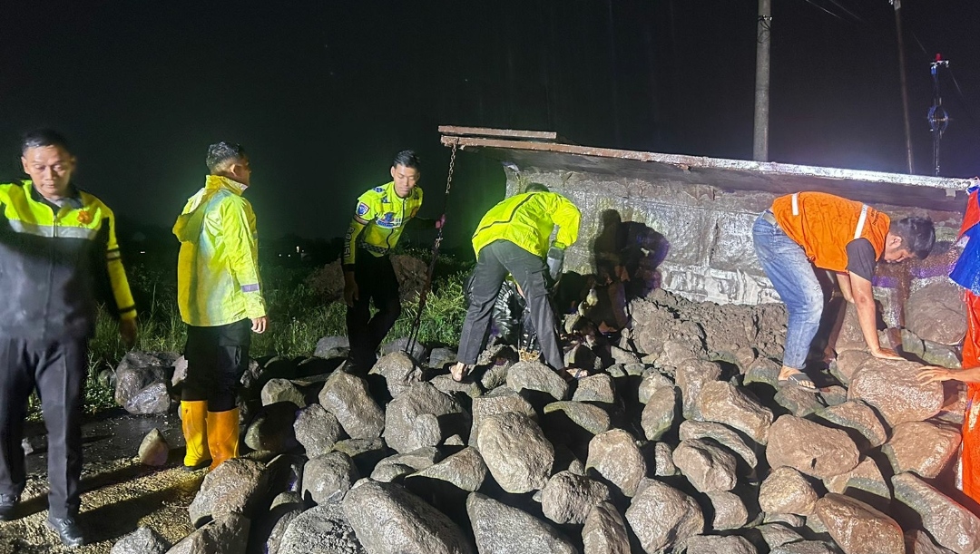 Truk Dump Bermuatan Batu Terguling di Tasikmadu, Evakuasi Dramatis Dibantu “Transformer” Truck SAR Samapta