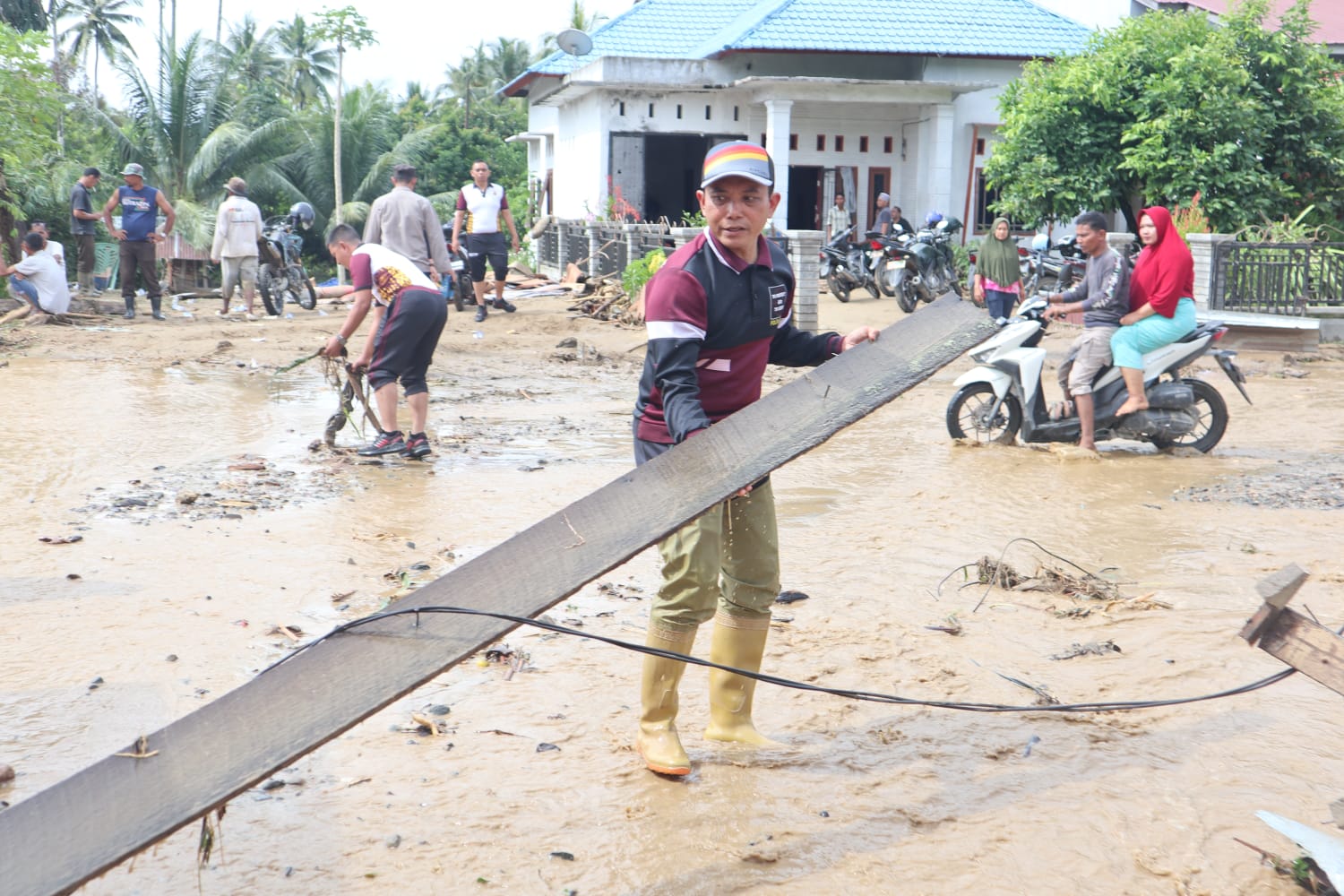 Kapolres Aceh Tenggara dan Personel Polres Turun Langsung Bantu Masyarakat Terdampak Banjir