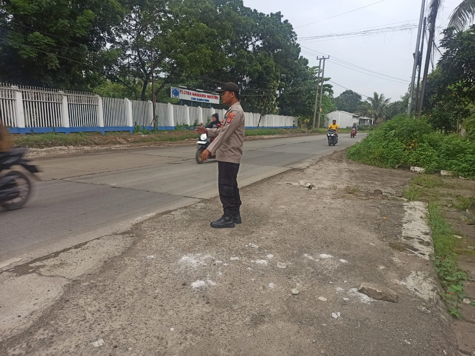 Pengaturan Pagi Polsek Jawilan Polres Serang Guna Melayani Warga Pengguna Jalan 