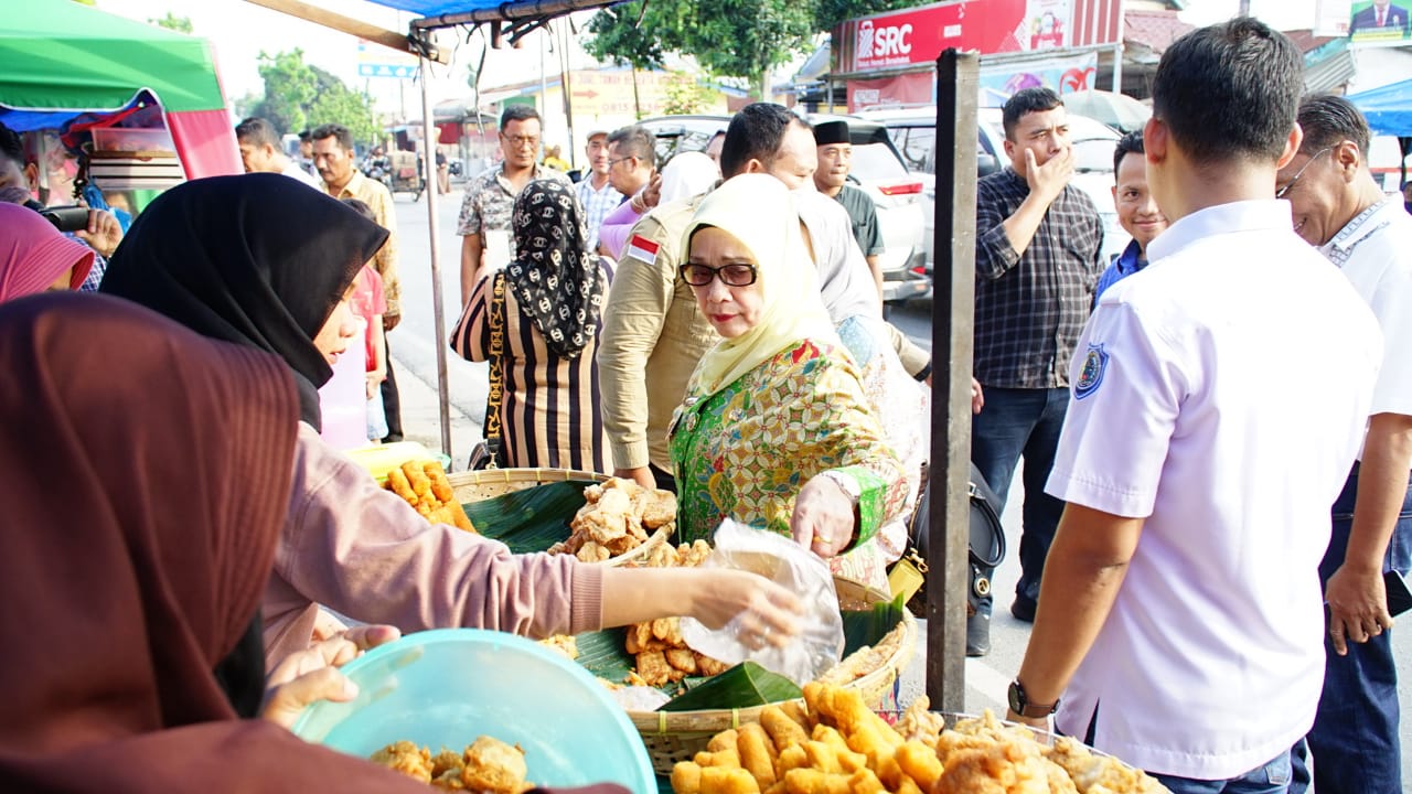 Beli Takjil Dari Para Pedagang, Plt. Bupati Labuhanbatu Bagikan Kepada Pengguna Jalan