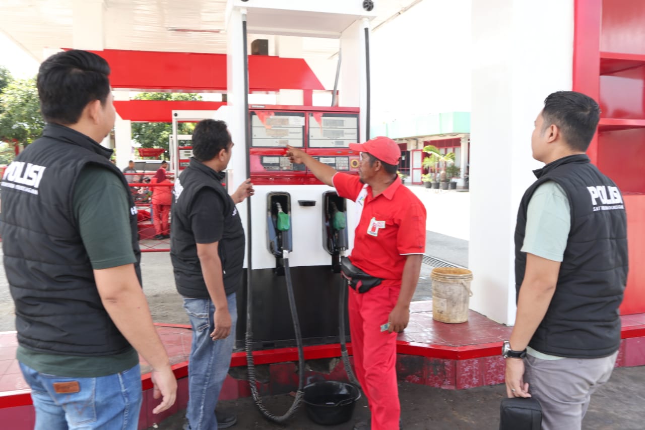 Personel Sat Reskrim Polres Aceh Tenggara Memeriksa SPBU Terkait Penjualan BBM Menjelang Idul Fitri