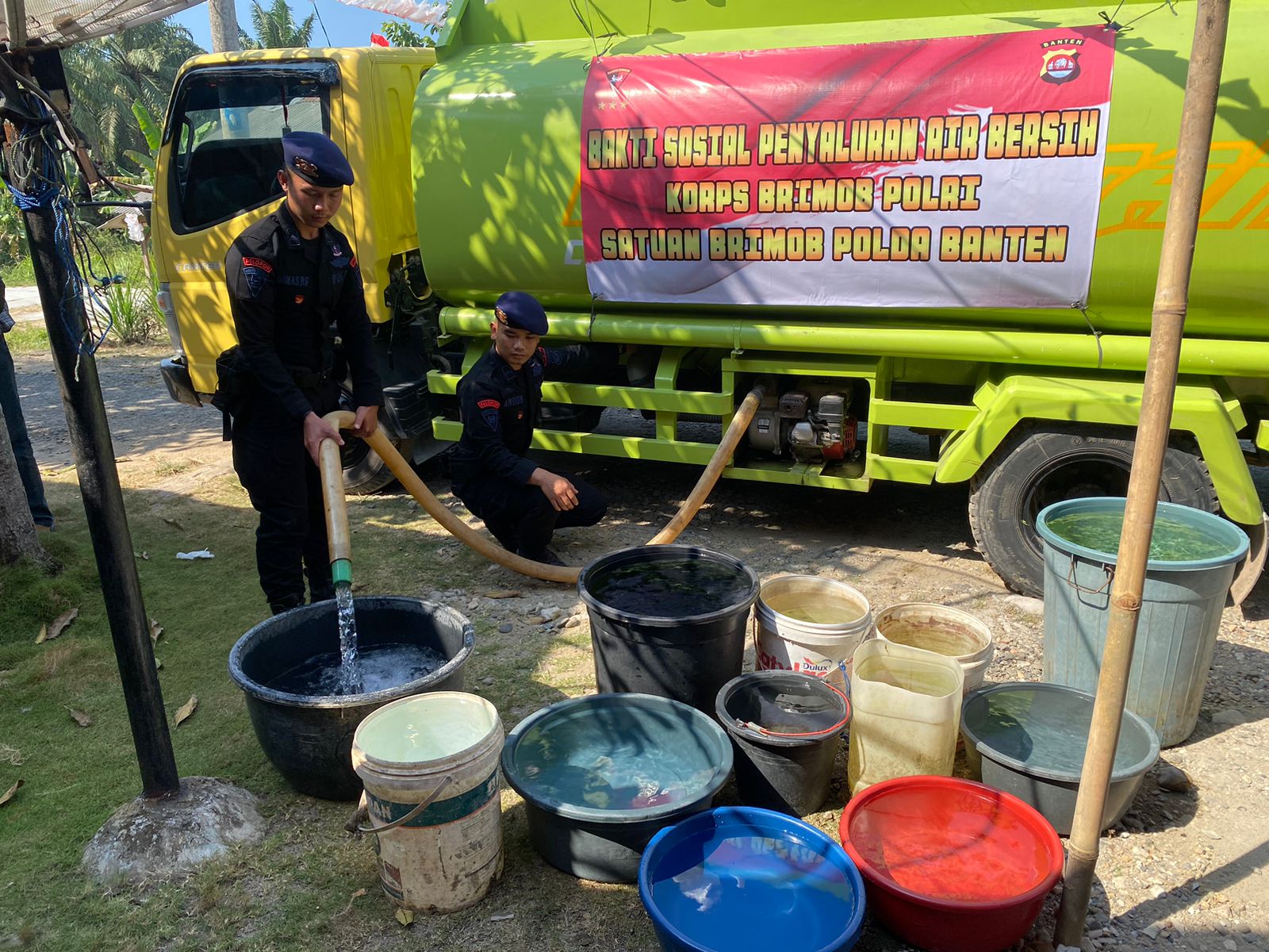 Tangani Dampak Elnino, Satbrimob Polda Banten Beri Bantuan Puluhan Ribu Liter Air Bersih untuk Masyarakat