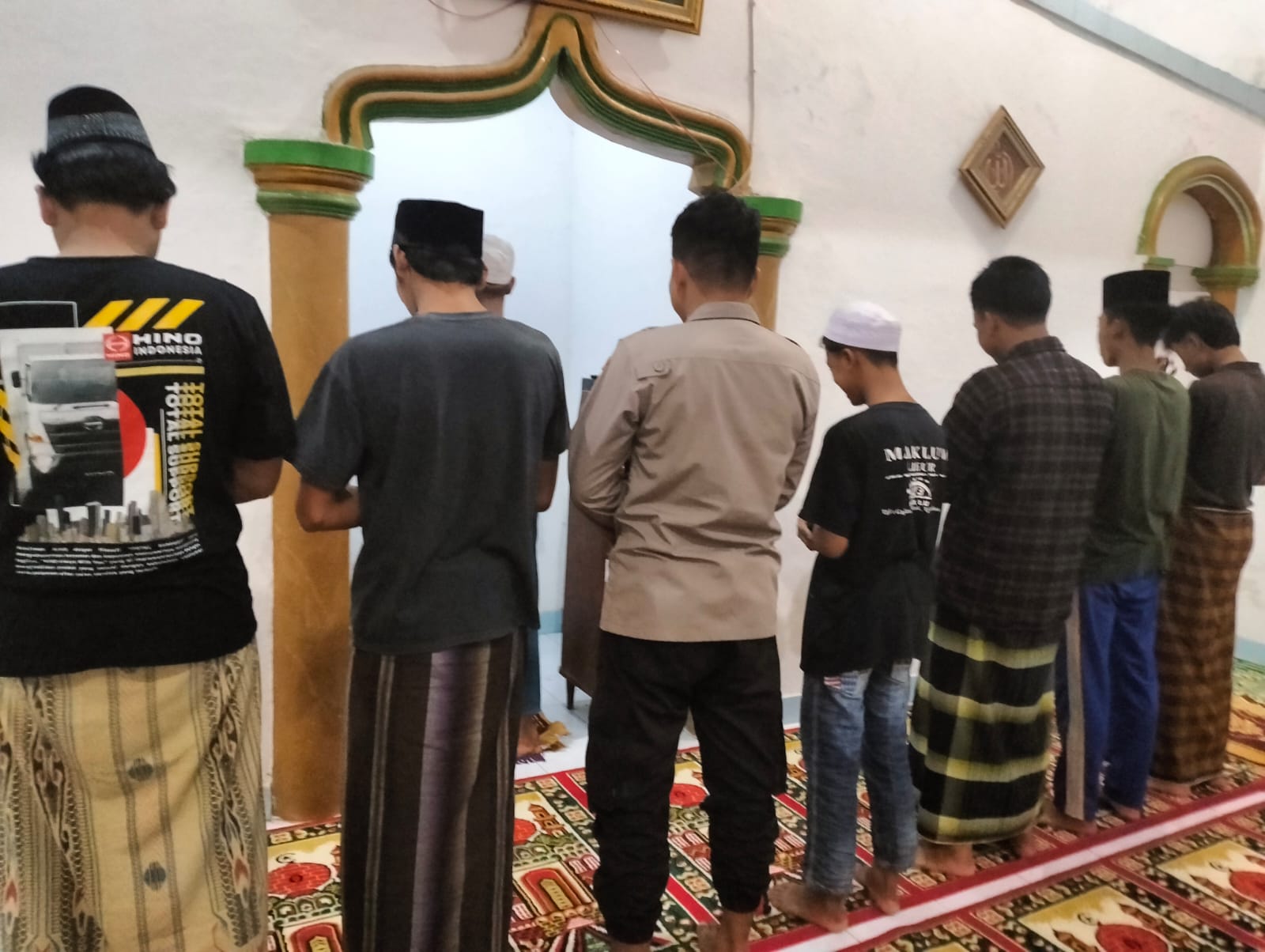 Personel Polsek Jawilan Polres Serang Mengikuti Tarawih di Musholla Al Barokah Sampaikan Pesan Kamtibmas